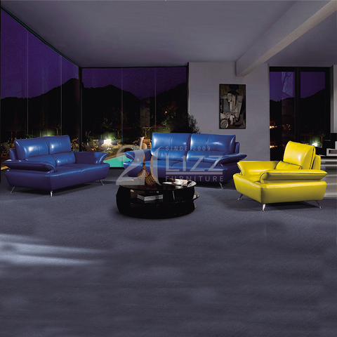 Sofá curvo enorme azul da sala de estar