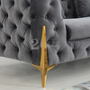 Sofá de tecido Chesterfield com pernas douradas