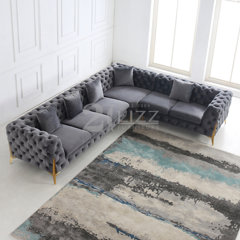 Sofá de tecido Chesterfield com pernas douradas