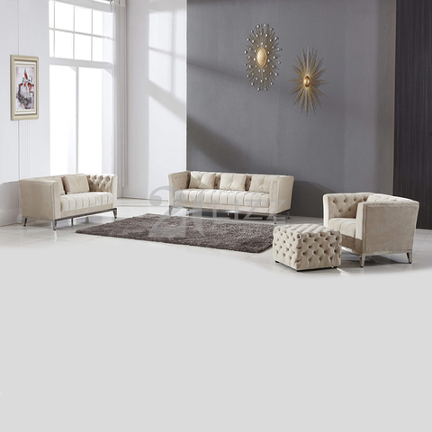 Sofá de tecido Chesterfield com pés de ouro
