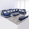 Sofá elegante grande na sala de estar azul claro