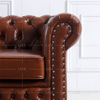 Sofá tradicional marrom escuro para sala de estar