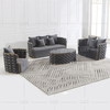 Sofá de tecido cinza luxuoso com estrutura de metal