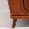 Sofá de couro clássico com moldura de madeira
